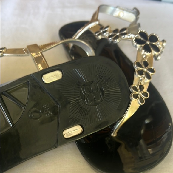 Source Unknown Black and Gold Sandals with Elegant Metallic Accents #200 - Picture 6 of 9